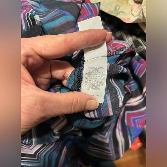 Bisou Bisou sleeveless blouse - Picture 2 of 5